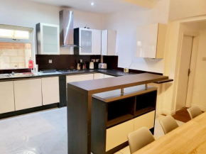 Large 11 bedroom house in quiet location, free parking